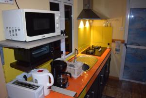 Kuchyň nebo kuchyňský kout v ubytování Baywatch Apartment