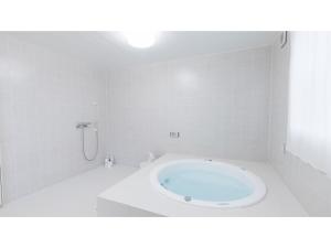 a white bathroom with a bath tub in a room at TEA TREES - Vacation STAY 86532v in Tateyama +9 photos