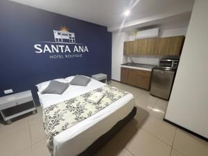 a bedroom with a bed in a hotel room at Hotel Boutique Santa Ana in Cartago
