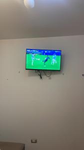 a flat screen tv hanging on a wall at Hospedaje vista del sur paracas in Paracas