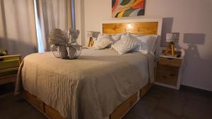 a bedroom with a large bed with a wooden headboard at Lomajobava in Godoy Cruz
