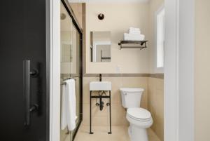 a bathroom with a toilet and a mirror at The Central Block Bend Motel in Bend