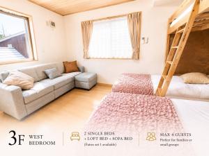 a living room with a couch and a bunk bed at 関口ロイヤルハウス in Tokyo