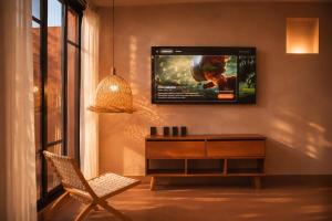 a living room with a tv on the wall at Ciruelo Tuyo in La Paz