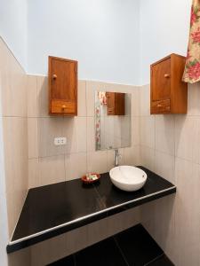 a bathroom with a sink on a black counter at Refugio Amazónico in San Martín