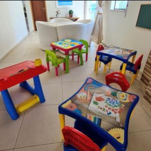 a room filled with childrens furniture and a table and chairs at Flat Beira Mar Caraguatatuba in Caraguatatuba