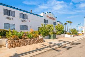 a white building with a sign on it at Vista Inn in Vista