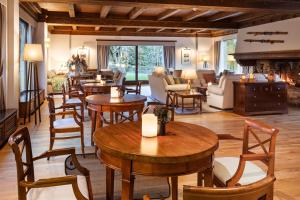 a room with tables and chairs and a living room at Meliá de Tredós in Tredós