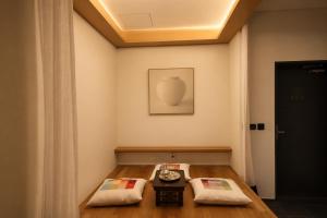 a room with a table and a vase on the wall at Seoul Hotel ShinShin Myeongdong in Seoul