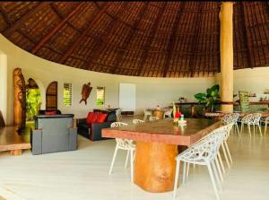 a dining room with a large table and chairs at Black Pearl Resort in Espiritu Santo