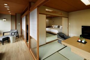 東京にあるTakanawa Hanakohro - in Grand Prince Hotel Takanawaのベッド、デスク、椅子が備わるホテルルームです。 +37枚の写真