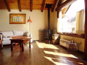 a living room with a couch and a table at Infinito Sur in El Chalten