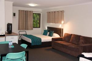 pokój hotelowy z łóżkiem i kanapą w obiekcie Motel in Nambour w mieście Nambour