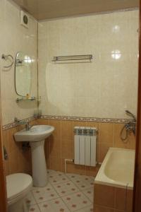 Un baño con lavabo, inodoro y bañera. en Hotel Nazira & Azizbek 2, en Bukhara