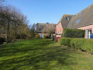 a grassy yard with houses and trees in a yard at Hygge in Nebel