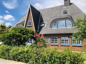 a brick house with a gambrel roof at Dethlefs in Nebel