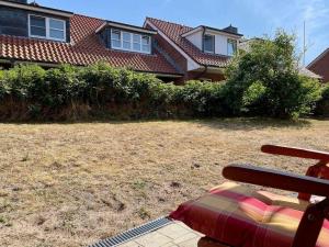a bench in the yard of a house at Tiramisu in Wittdün