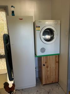 a washer and dryer in a room next to a door at Foundry Cottages in Rutherglen +11 photos