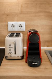 Ein rot-weißer Toaster steht auf einer Küchentheke. in der Unterkunft Azure Mare Studios in Agios Georgios Pagon + 78 Fotos