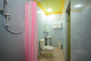 e bagno con servizi igienici e tenda doccia rosa. di Olhumathi View Inn a Ukulhas
