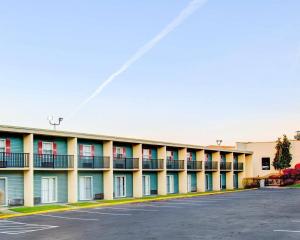a large apartment building with balconies and a parking lot at Comfort Inn Conference Center Pittsburgh Penn Hills in Churchill
