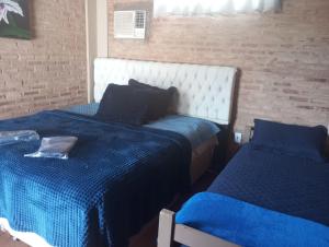 two beds sitting next to each other in a room at Recanto Barretos in Barretos