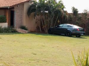 a black car parked in front of a house at Recanto Barretos in Barretos