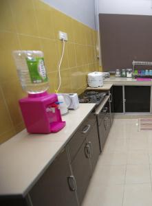 Kuchyň nebo kuchyňský kout v ubytování Putra Harmoni Putrajaya (Tiny Suite, 3 AC Bedrooms, 1 Bath, WiFi, Ground Floor) by MRK