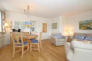 a living room with a table and a couch at Appartement-Morgenroth in Munkmarsch