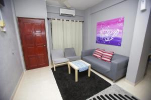 Un lugar para sentarse en Putra Harmoni Putrajaya (Tiny Suite, 3 AC Bedrooms, 1 Bath, WiFi, Ground Floor) by MRK