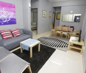Un lugar para sentarse en Putra Harmoni Putrajaya (Tiny Suite, 3 AC Bedrooms, 1 Bath, WiFi, Ground Floor) by MRK