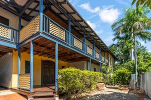 an exterior view of a building with blue and yellow at The Courthouse Bed & Breakfast in Broome