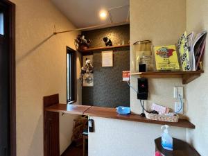ein Zimmer mit Schreibtisch und Kühlschrank in der Unterkunft Fukuroutei in Sosa