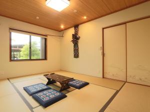 ein Meditationsraum mit Tisch und Fenster in der Unterkunft Fukuroutei in Sosa