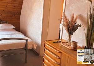 a bedroom with a bed and a dresser with a mirror at Herz Monteur City-Apartment Halberstadt Dom in Halberstadt