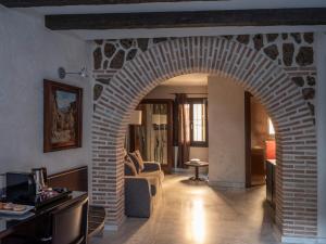 an archway in a room with a living room at Pintor El Greco in Toledo