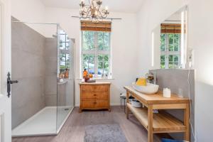 a bathroom with a sink and a shower at Gutshaus Benckendorf - Wohnung Erde in Dassow +17 photos
