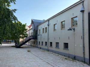 an empty courtyard of a building with a staircase at Hotel Oostereiland in Hoorn