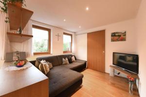 ein Wohnzimmer mit Sofa und Fernseher in der Unterkunft Hausblick in Au im Bregenzerwald