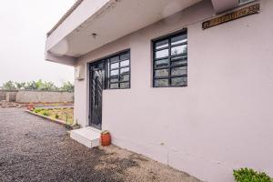 a white building with a door and a window at Cozy stays in Giachumi