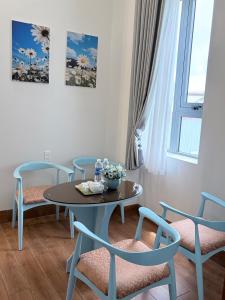 a room with a table and chairs and a window at Golden Lotus Hotel in Buôn Hồ