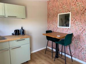 a small kitchen with a table and chairs in a room at B&B Historia in Melderslo
