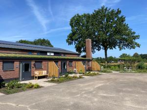 an empty parking lot in front of a brick building at B&B Historia in Melderslo