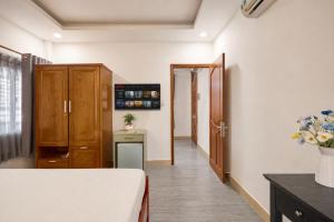 a small room with a bed and a kitchen at Cactusland Hotel Tan Binh Near T3 Station in Ho Chi Minh City