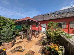 a patio with a table and chairs and plants at Ferienwohnung Xandl in Kaibing