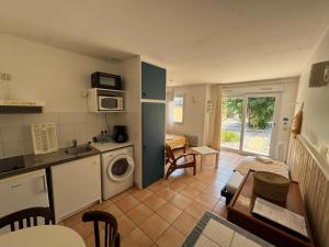 a kitchen and living room with a washing machine at Résidence le patio - Mimizan plage in Mimizan-Plage +57 photos