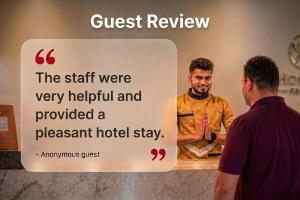 a sign that says the staff were very helpful and provided a pleasant hotel stay at Super Hotel O Sudhirpur near Phonix Hospital in Varanasi