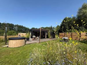 a garden with a gazebo in the yard at Het Kleine Genoegen in Heelweg +7 photos