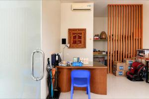 a room with a desk with a blue chair at Townhouse Oak The Vinhill Studio in Bangli