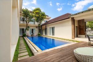 an image of a swimming pool in a house at Townhouse Oak The Vinhill Studio in Bangli